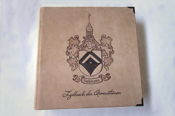 Großes Fotoalbum Familienchronik Hardcover Ledereinband 36cm x 36cm 100 Seiten elfenbeinfarben Lederbranding Wappen Schriftzug Buchrücken Druck Seite 1 Buchecken