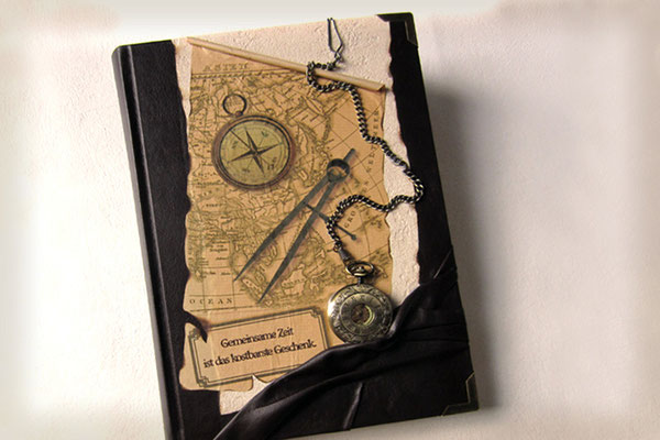 Reisetagebuch antiker Charakter Kunstleder dunkelbraun spezielle Einbandgestaltung nautische Elemente mechanische Taschenuhr mit Kette Metallbuchecken Hardcover A4 240 Seiten ivory