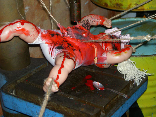 Barbie et hellraiser ont un fils.....