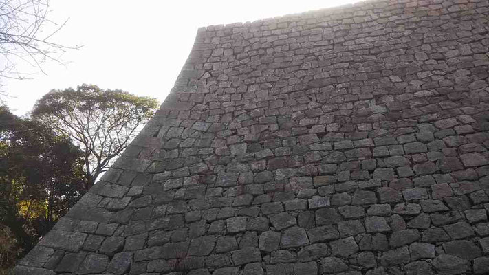 丸亀城を代表する三の丸北側の22mの高石垣　