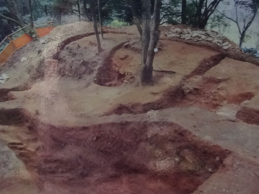 発掘当時の堀と土塁の写真
