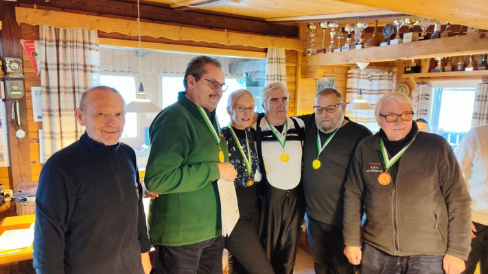 Die Siegermannschaft: Manfred Juritsch, Feli Sauer, Herbert Phleps, Walter Krauss; li WBL Dorfner, re Obmann Hütter 