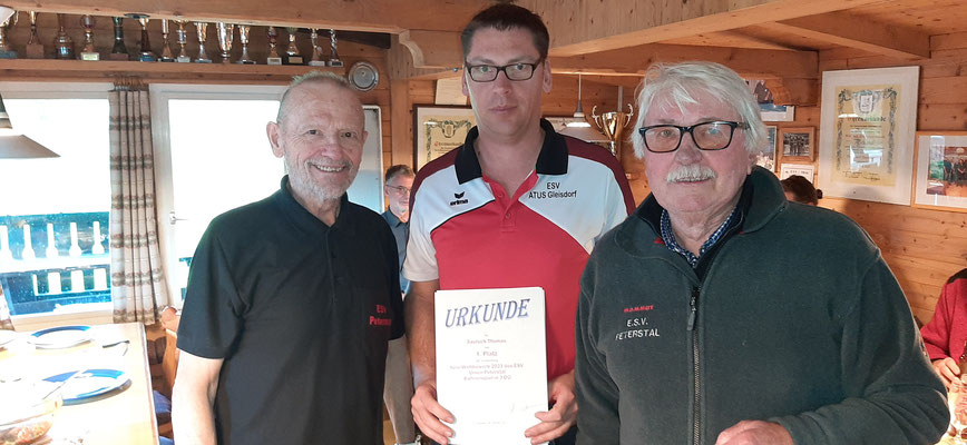 Turniersieger 2023: Thomas Sauruck flankiert vom sportlichen Leiter Dorfner und Obmann Hütter