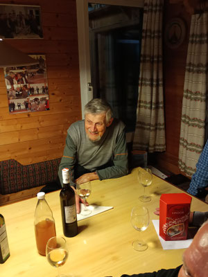 Franz genießt seinen Erfolg bei einem guten Tropfen!