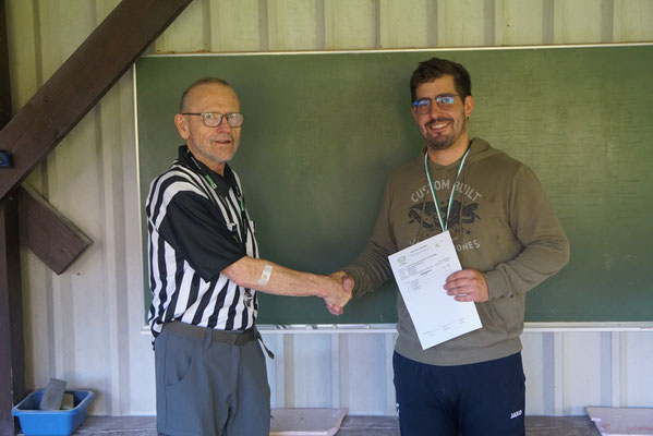 Neuling Christoph Fladl nimmt stolz die Gratulation vom WBL Roman Dorfner entgegen.
