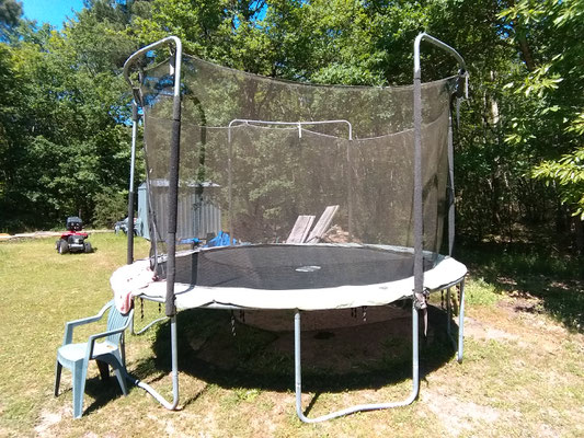          Le trampoline   Pendant le déconfinement je fais du trampoline avec ma soeur.  Je saute plus haut que ma soeur et je tombe très rarement dans le trampoline.  Je fais du trampoline pendant environ 15 à 20 minutes.  Il est important de faire du tra