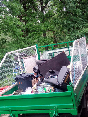 Rangement de printemps.  Comme il y a des moments où l'on ne sait pas trop quoi faire, et bien j'aide mon père à ranger la cour. Afin de faire de la place et de se débarrasser des choses qu'on a plus besoin.