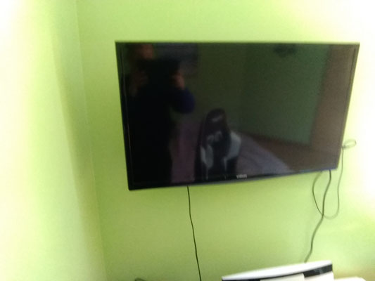 La télévision   Pendant le confinement je regarde la télé, je regarde des séries, le matin je regarde les mamans sur la 22 et le soir Grey’s anatomy sur la 20. Le weekend je regarde 