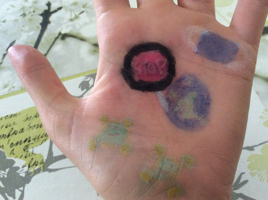 Depuis quelques temps nous sommes confinés à la maison afin de nous protéger contre ce virus (Covid-19). Nous devons lutter contre ce virus et apprendre les gestes barrières comme on nous a appris.