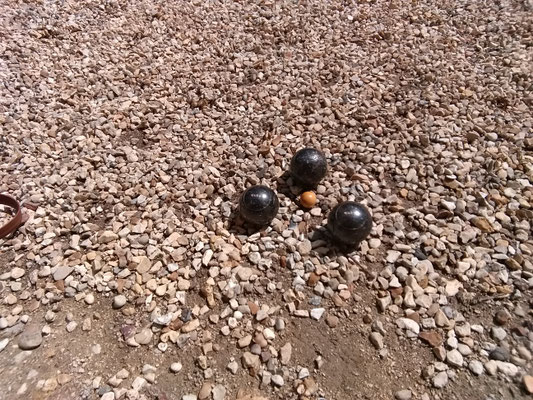 Comment je m’occupe pendant le confinement .  J’ai une passion pour la pétanque depuis quelques années. Je suis licencié dans un club de pétanque à Romorantin-Lanthenay.  J’ai l’habitude de m’exercer a la pétanque dans mon Club .  Vu que les compétitions 