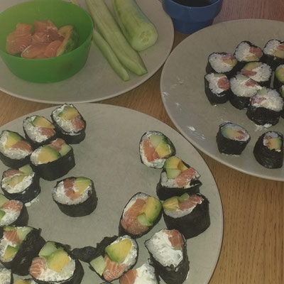 Aujourd'hui j'ai écouté beaucoup de musique et j'ai tenté de dessiner un personnage (inventé par mon imagination) de profil et j'ai pas trop réussi mais je continuerai jusqu'à tant que j'y arrive parfaitement ! Je regarde beaucoup de modèles de dessin...