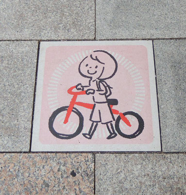 四条繁栄会商店街の歩道「自転車走行禁止」のサイン