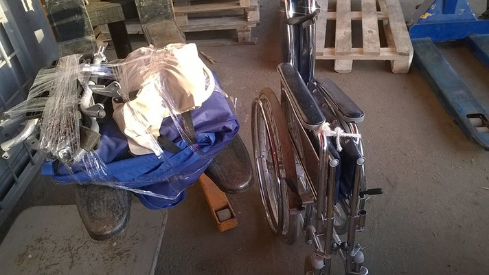 ein Rollstuhl der versandfertig gemacht wird