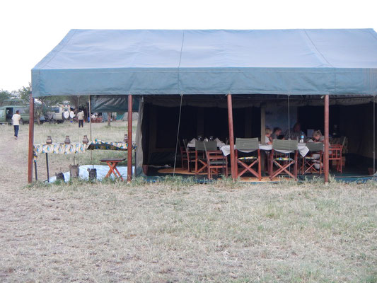 Speisezelt im Serengeti View Camp / Dining tent in the Serengeti View Camp