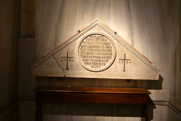 6世紀のオピオーネ大聖堂の入口ドアのティンパヌム (Timpano della porta d'accesso della basilica opilionea)
