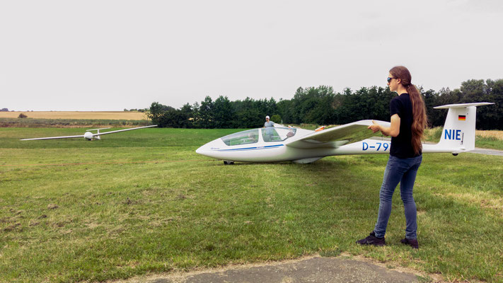 Paul hält die Fläche für den Flugzeug-Schlepp