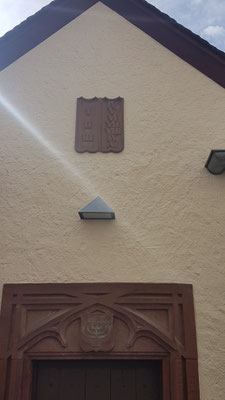 Tafel mit den zehn Geboten darauf. Die Gebote wurden falsch herum darauf geschrieben, da im hebräischen von rechts nach links gelesen wird und der Traben-Trarbacher Bildhauer dies nicht beachtet hat.