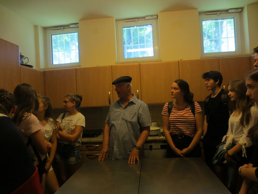 Herr Szemere erklärt die doppelte Ausstattung einer koscheren Küche.