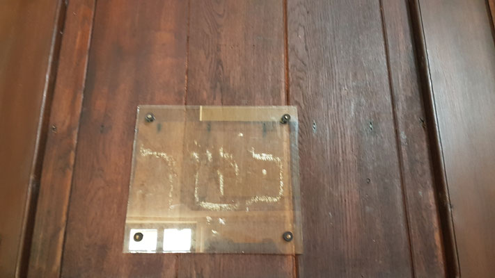 Schriftzug „Kosher“ an der Eingangstür (siehe Text „die Zeller Synagoge“)