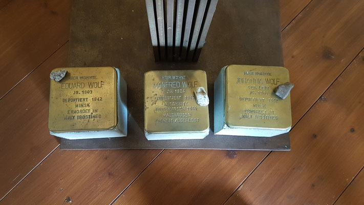 Stolpersteine zum Gedenken an die Verstorbenen Zeller Juden. Weitere von ihnen sind in Zell verteilt.