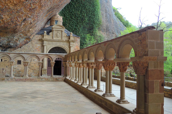 Hoch oben an den Felsen klebt das Kloster San Juan de la Pena