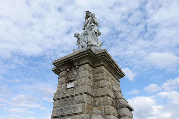 Die Statue von der Frau und dem Schiffbrüchigen