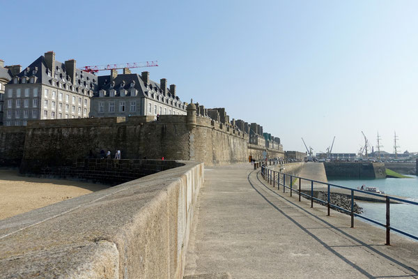 St. Malo ist geschützt hinter der Stadtmauer