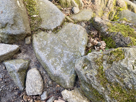 ...treffen wir auf herzliche Steine