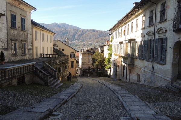 Frühmorgens im Städtchen San Giulio