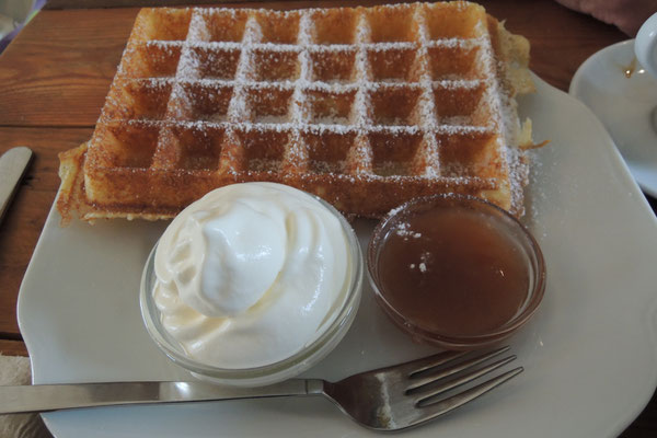 Frische Waffeln mit Rhabarbergonfi, so fein!