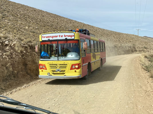 Auch ein Bus fährt ins Tal