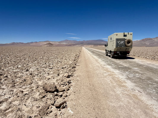 ...und fahren 70 Kilometer über den "Salar de Arizaro"