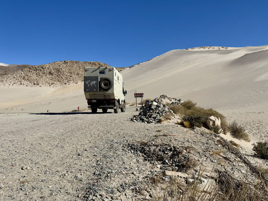 Wir fahren entlang von Dünen