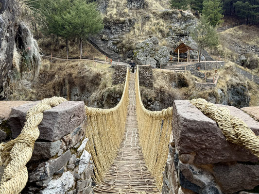 Die coole Grasbrücke von Q'eswachaka, alle 2 Jahre wird sie komplett neu gemacht
