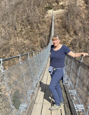 ...zur Hängebrücke bei Carasso