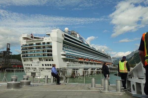 Kreuzfahrtschiffe liegen in Skagway vor Anker 