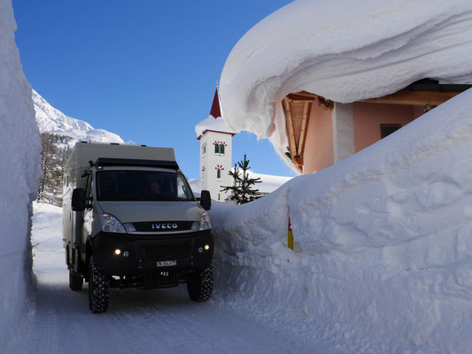 Der Iveco zwischen Schneemauern!