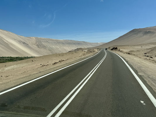 Sandige Hügel auf dem Weg von Arica nach Putre