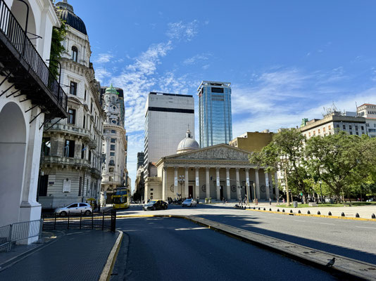 Beim Plaza Mayo, mit der Catedral Metropolitana