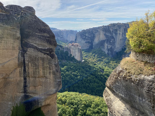 Blick zwischen den Felsen