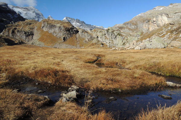 Wandern hoch über dem Val Bavona