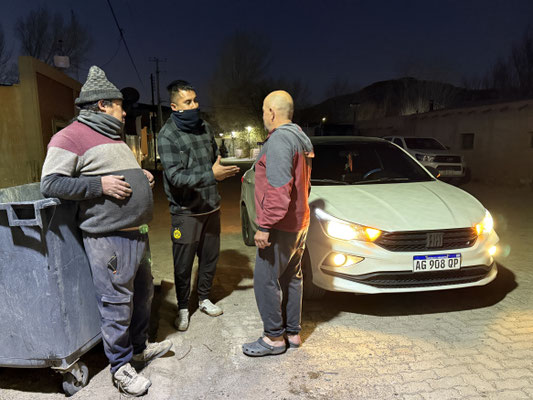 Spät in der Nacht wird die neue Dieselpumpe geliefert