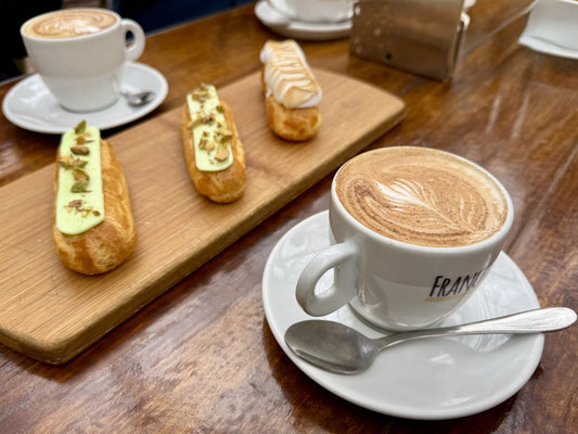 ...bei Kafi und feinen Eclaire