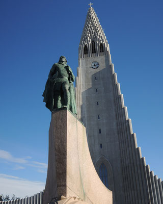 Die Hallgrimskirkja mit dem Denkmal für Leif Eriksson