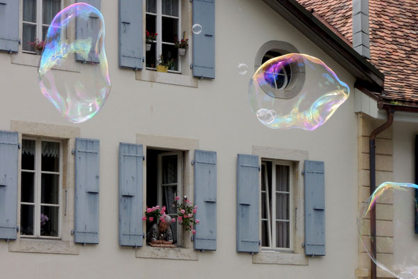 Festliche Seifenblasen schweben in der Luft