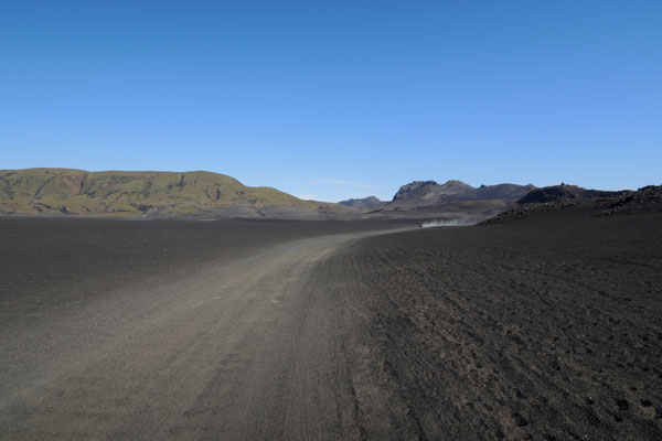 Durch schwarze Wüste Richtung Landmannalaugar