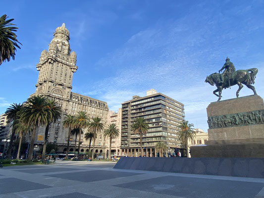 Am Plaza Independencia mit der Reiterstatue des Nationalhelden Artigas