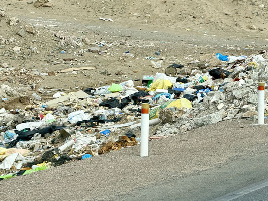 viel Güsel überall...