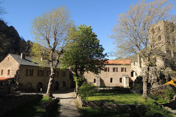 Ein mächtiges Kloster in den Bergen