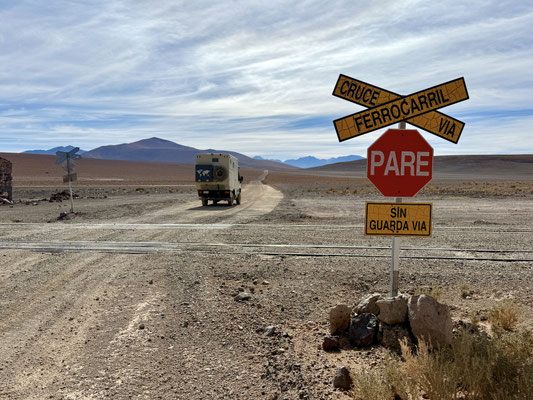 ...zuerst auf Schotter dann auf Teer Richtung Calama